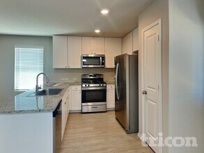 13240 Rosemary Cove, Unit 40 in Saint Hedwig, TX - Foto de edificio - Building Photo