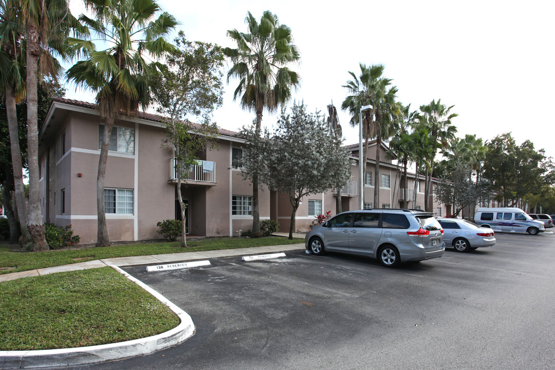 Serenity Palms in Hollywood, FL - Building Photo