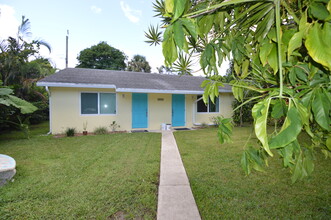 3919 Adcock Ln, Unit Apartment B in Palm Springs, FL - Foto de edificio - Building Photo