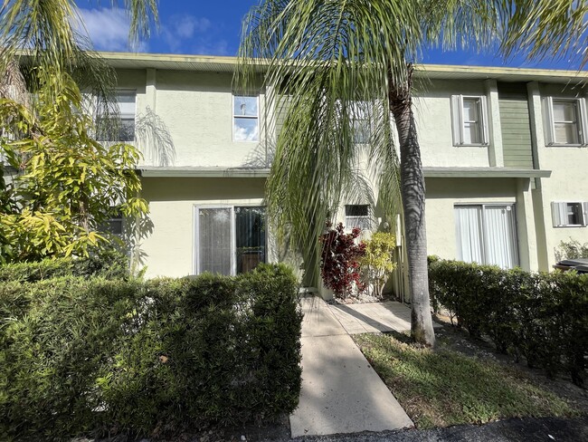 843 Crystal Lake Dr in Pompano Beach, FL - Building Photo - Building Photo