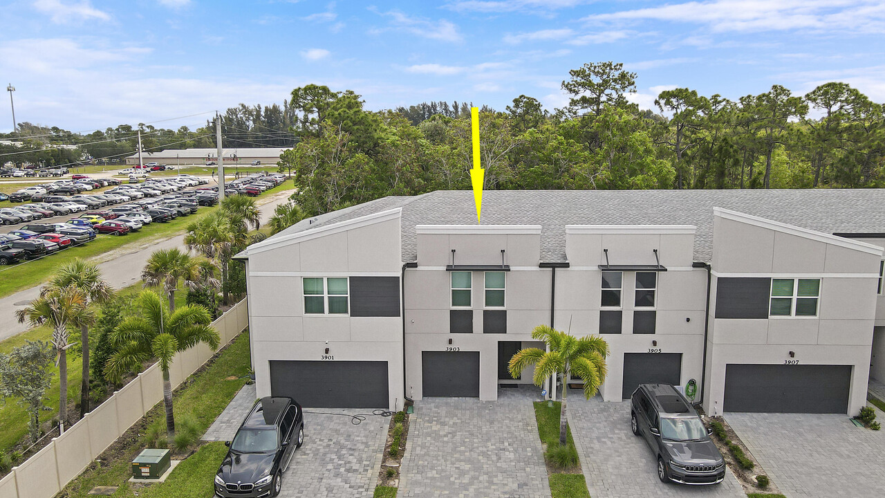 3903 SE Mentmore Ln in Stuart, FL - Foto de edificio