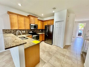 8681 NW 98th Ave in Doral, FL - Foto de edificio - Building Photo