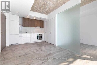 161 Roehampton Ave in Toronto, ON - Building Photo - Building Photo