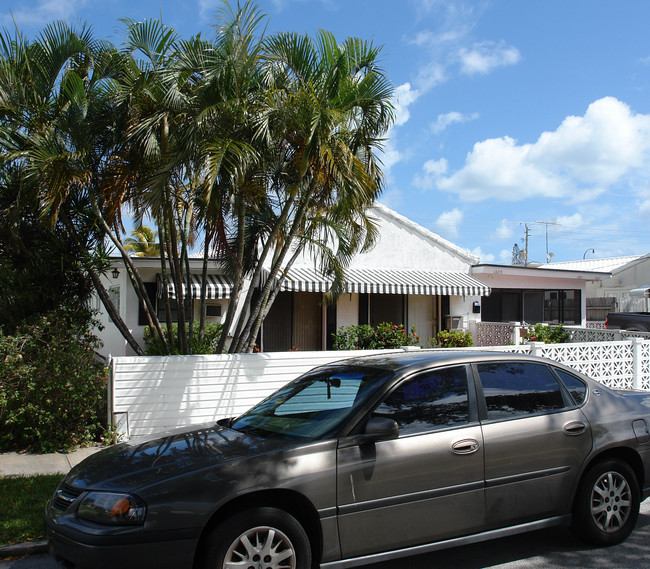 1827-1831 Funston St in Hollywood, FL - Foto de edificio - Building Photo