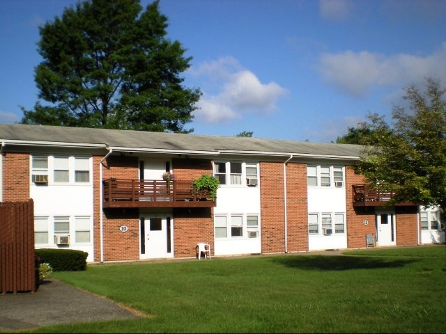 Simeon Village- AGE RESTRICTED in Bethel, CT - Foto de edificio