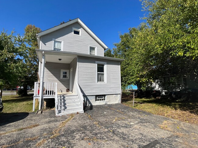 8402 Blue Ash Rd in Cincinnati, OH - Building Photo - Building Photo