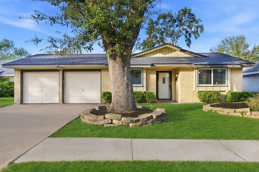 5814 Viking Dr in Houston, TX - Building Photo