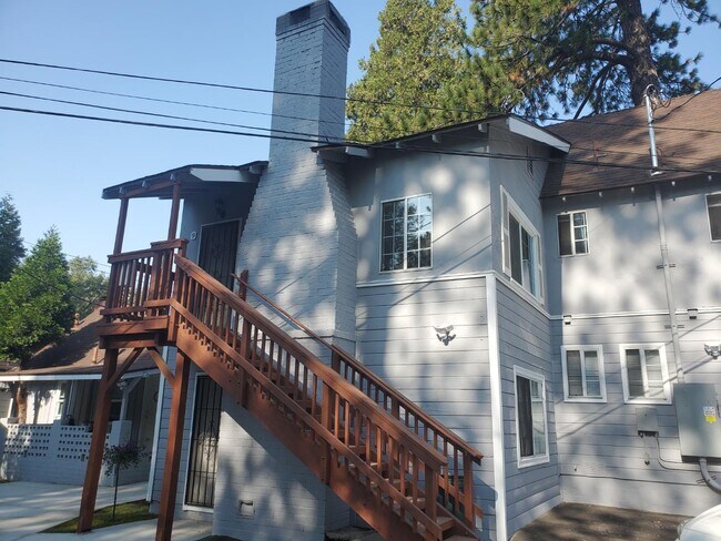 596 Friendly Ln in Crestline, CA - Building Photo - Building Photo