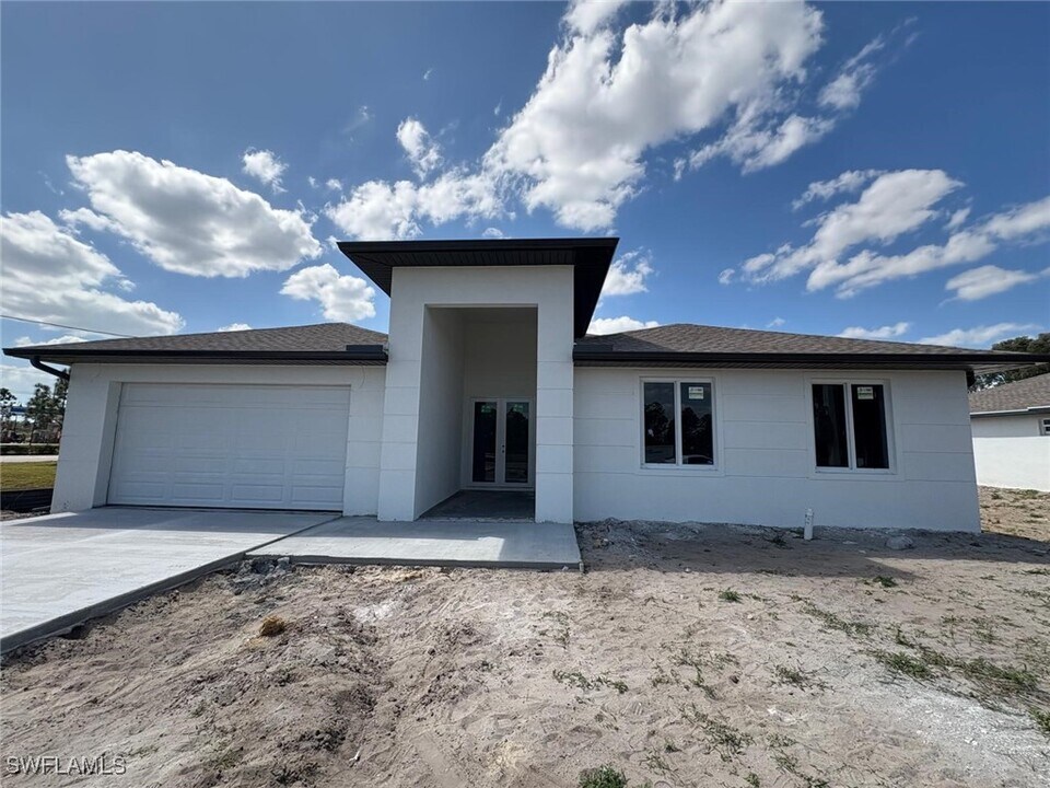 1058 Bell Blvd in Lehigh Acres, FL - Building Photo