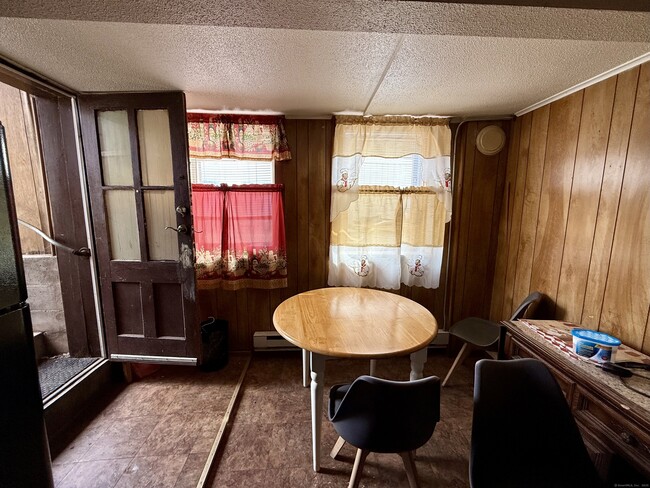 100 Laurel St in Bristol, CT - Building Photo - Building Photo