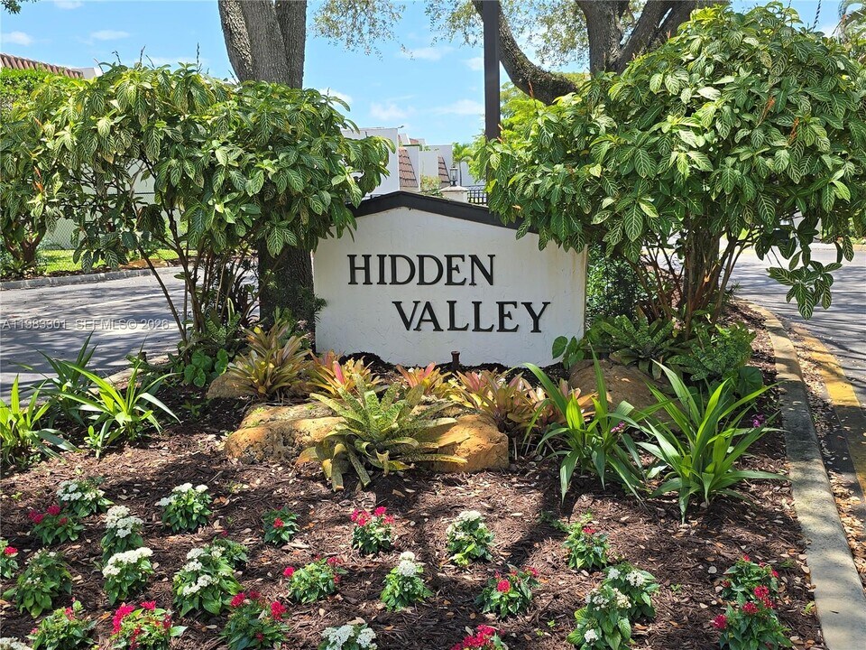 6190 SW 90th Ct in Miami, FL - Building Photo