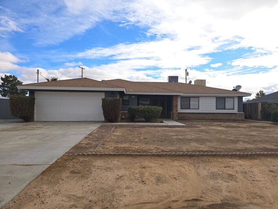 9432 Rea Ave in California City, CA - Building Photo