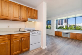 Honuakaha Senior Rentals 62+ in Honolulu, HI - Foto de edificio - Building Photo
