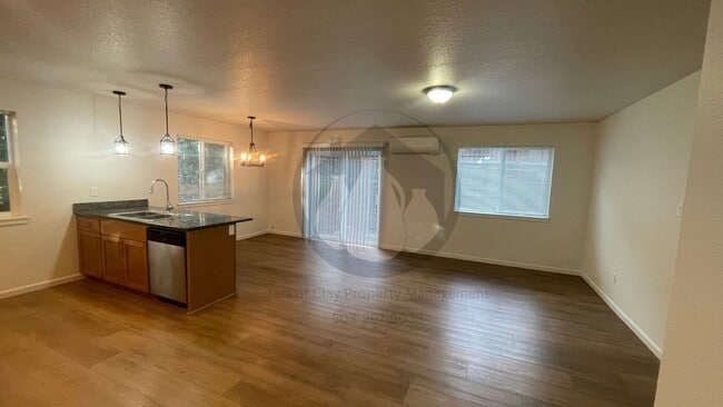 360 NW Willamina Dr in Willamina, OR - Building Photo - Building Photo