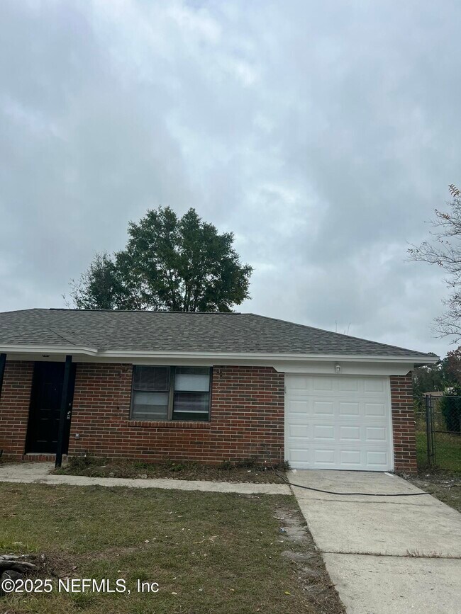 property at 2407 Alden Trace Blvd W