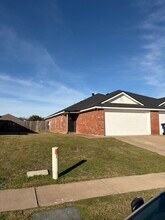 208 Robin St in Crowley, TX - Building Photo - Building Photo