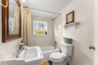 4726 Deer Creek Ct, Unit 2 in Flowery Branch, GA - Foto de edificio - Building Photo