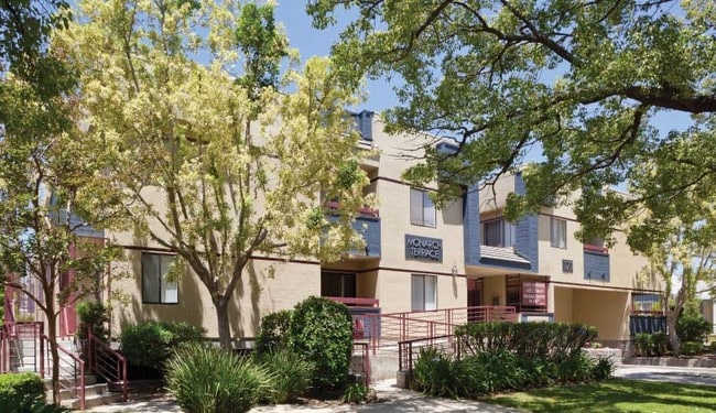 Monarch Terrace in Pasadena, CA - Foto de edificio - Building Photo