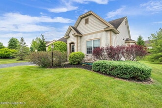 3 Bedford Cir in Mechanicville, NY - Building Photo - Building Photo