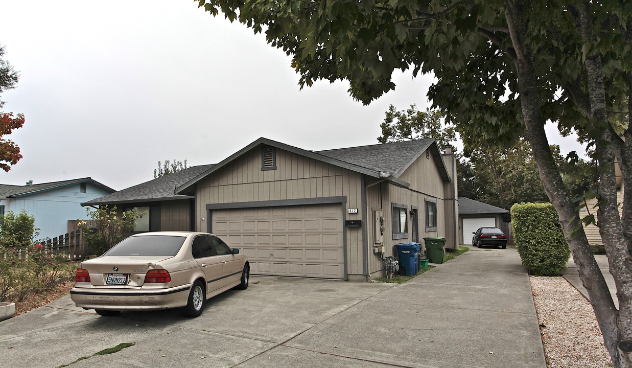 610-612 S McDowell Blvd in Petaluma, CA - Building Photo