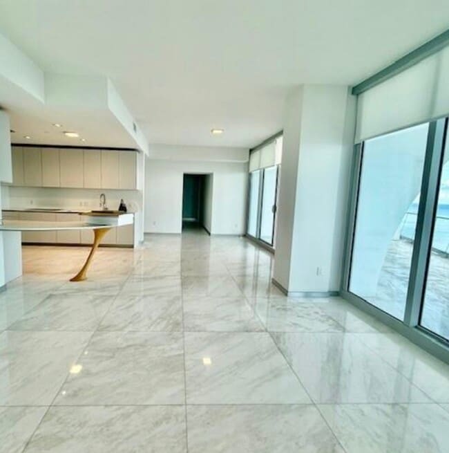 16901 Collins Ave, Unit 1202 in Sunny Isles Beach, FL - Foto de edificio - Building Photo