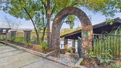 3225 W Dry Creek Rd in Healdsburg, CA - Building Photo - Building Photo