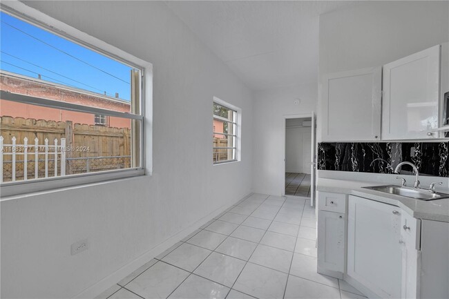 536 NW 25th Ave-Unit -B in Miami, FL - Building Photo - Building Photo