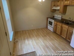 131 Howard Ln in Bandera, TX - Foto de edificio - Building Photo