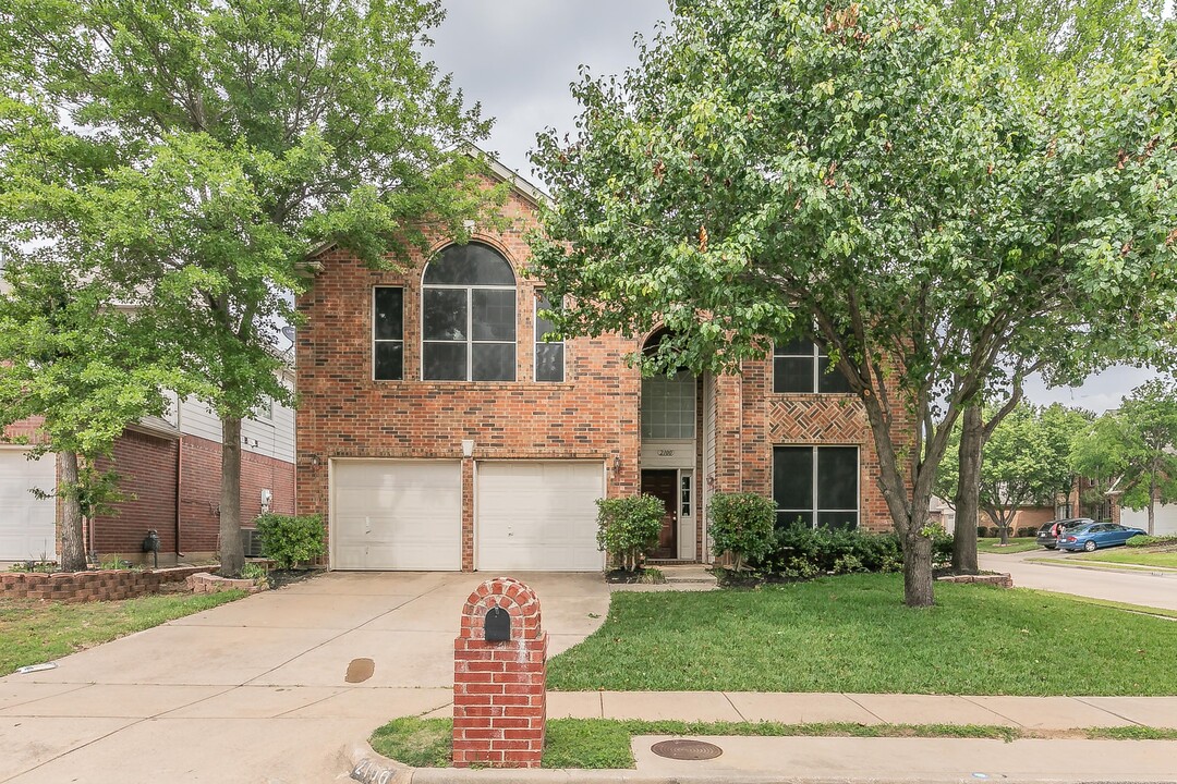 2100 Royal Oak Dr in Bedford, TX - Foto de edificio