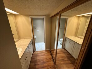 4641 W Lake Sammamish Pky SE, Unit F-204 in Issaquah, WA - Building Photo - Building Photo