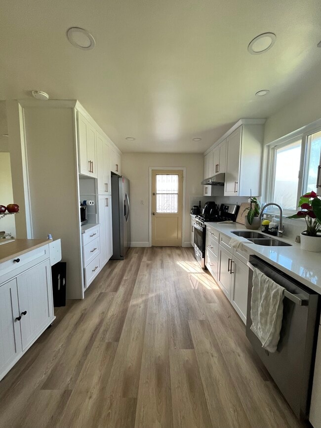 6524 Myra Ave in Buena Park, CA - Foto de edificio - Building Photo