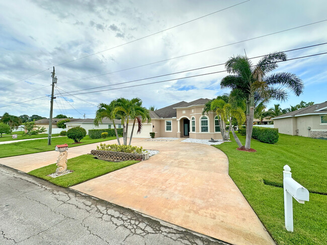 1230 SW Ermine Ave in Port St. Lucie, FL - Foto de edificio - Building Photo