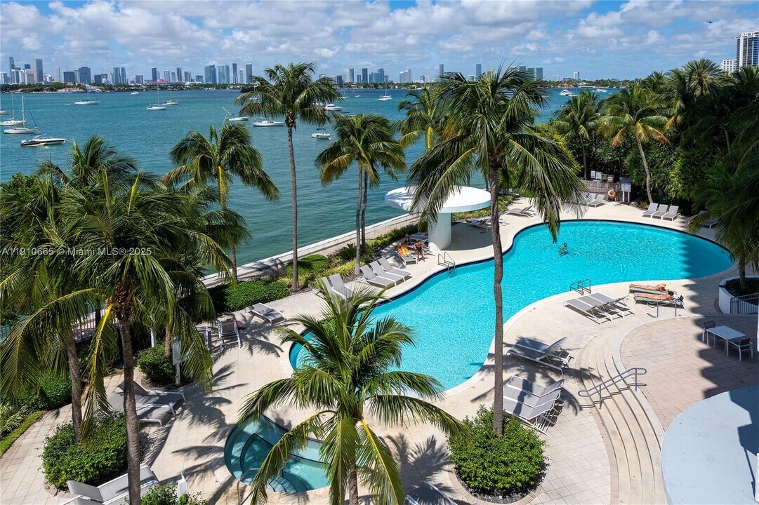 1330 West Ave, Unit 1808 in Miami Beach, FL - Building Photo