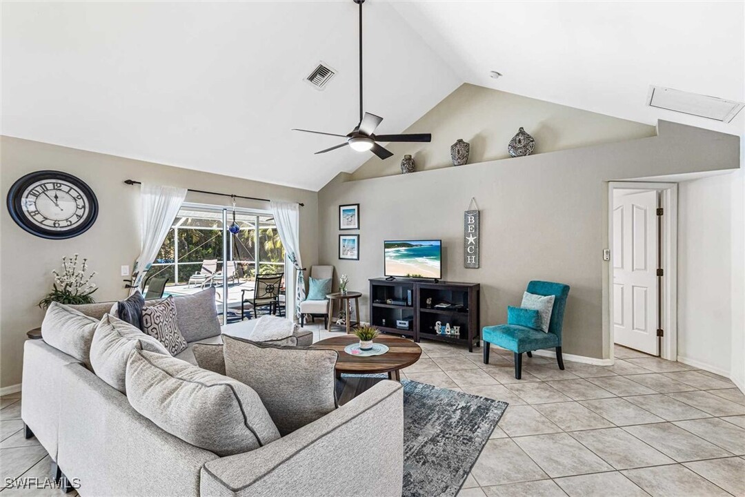 620 SE 21st Terrace in Cape Coral, FL - Foto de edificio
