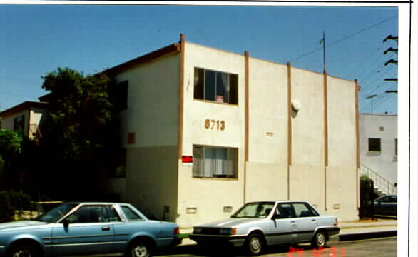 8713 Cattaraugus Ave in Los Angeles, CA - Building Photo