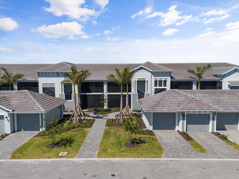 12470 Wellen Golf St, Unit 205 in Venice, FL - Building Photo