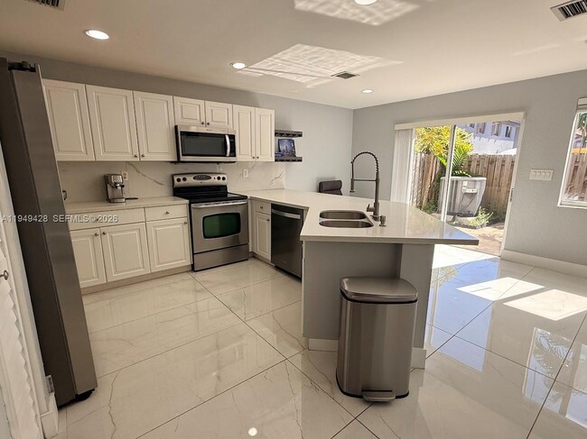 11612 NW 51st Terrace in Doral, FL - Building Photo - Building Photo