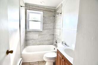18 Essex St, Unit 4 in Quincy, MA - Building Photo - Building Photo