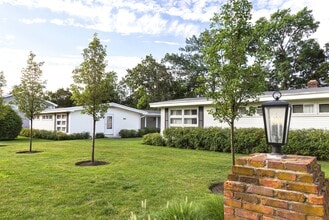 Farmington Court Apartments in Farmington, CT - Foto de edificio - Building Photo