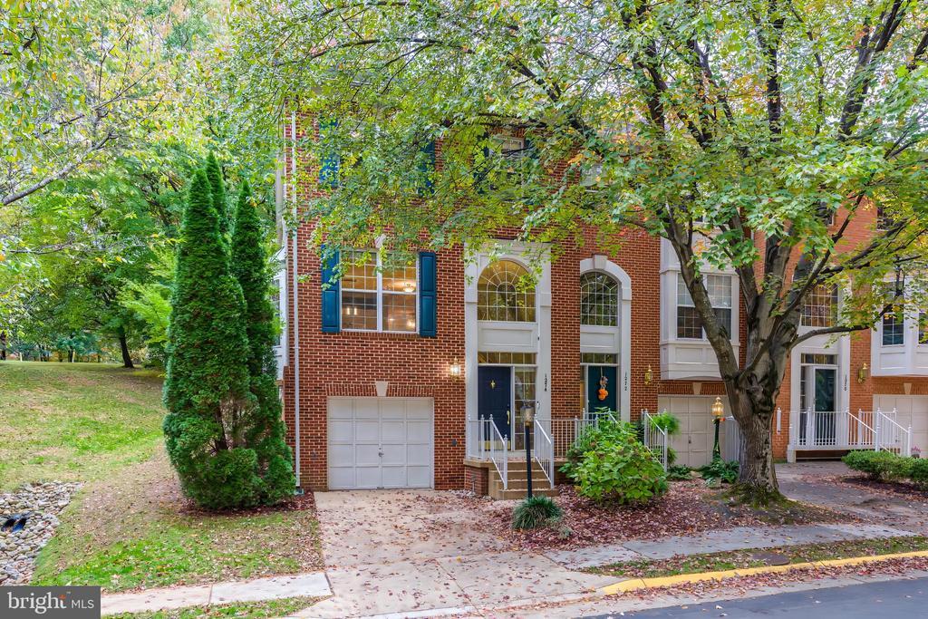 1274 Wild Hawthorn Way in Reston, VA - Building Photo