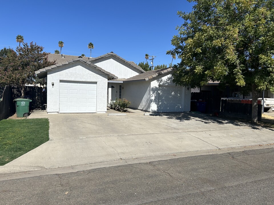 1006 Trinity Ave in Chowchilla, CA - Foto de edificio