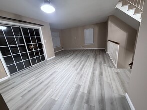 708 Stony Brook Way in North Brunswick, NJ - Foto de edificio - Building Photo