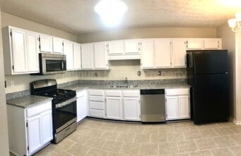 6574 Meadow Green Cir in Norcross, GA - Building Photo - Building Photo