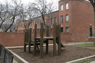 Upton Courts in Baltimore, MD - Foto de edificio - Building Photo