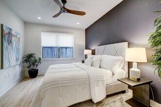 2137 Pelham Dr, Unit SI FL1-ID1028899P in Houston, TX - Foto de edificio - Building Photo