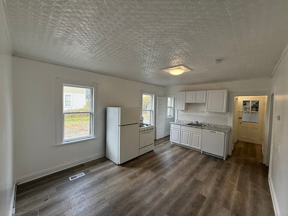 174 Brentwood Ave in Fairfield, CT - Building Photo