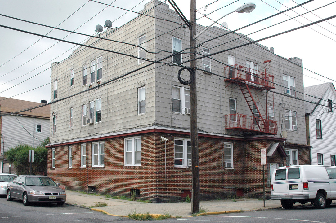 201 37th St in Union City, NJ - Building Photo