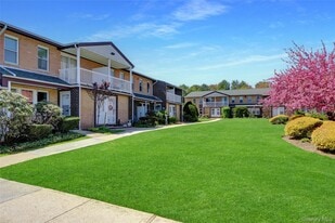 214 Artist Lake Dr in Middle Island, NY - Building Photo