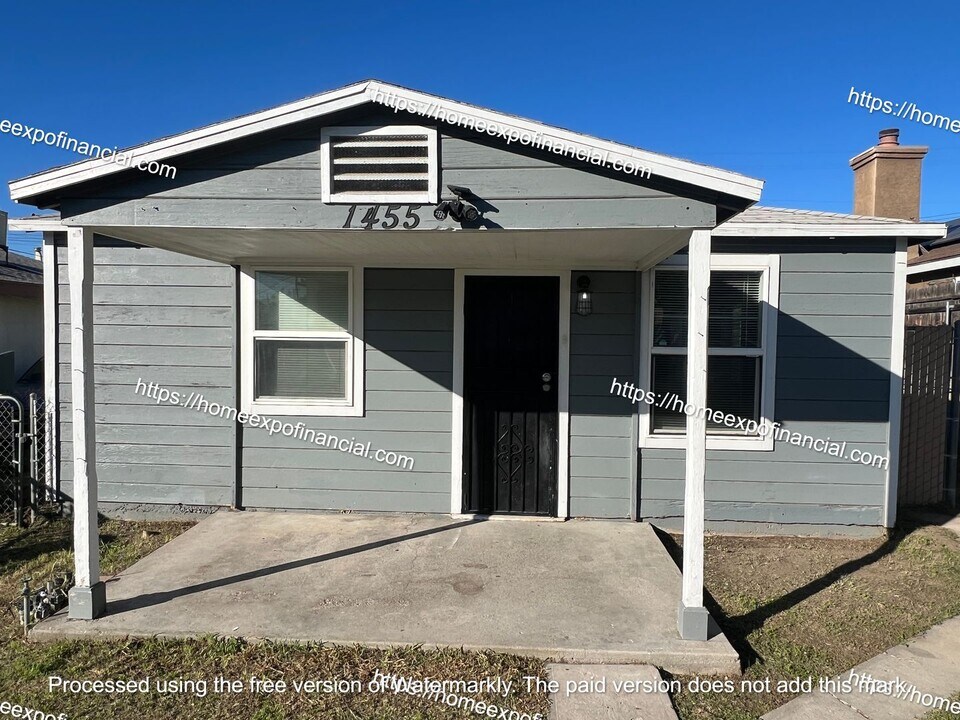 1455 N Holly Ave in Colton, CA - Building Photo