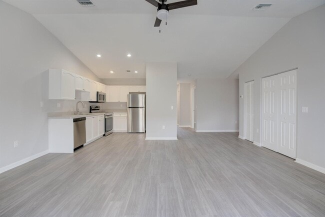 9242 Roan Ln, Unit D in West Palm Beach, FL - Building Photo - Building Photo